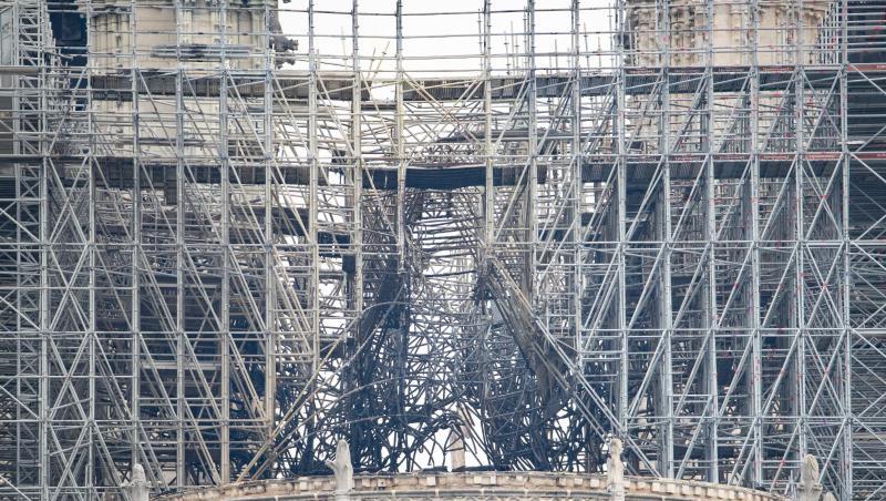 Das Baugerüst an der Kathedrale Notre-Dame ist teilweise zerstört, das Dach darunter eingestürzt. Foto: Marcel Kusch Das Baugerüst an der Kathedrale Notre-Dame ist teilweise zerstört, das Dach darunter eingestürzt. Foto: Marcel Kusch