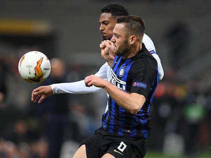 Frankfurts Sebastien Haller (hinten) und Mailands Stefen de Vrij kämpfen um den Ball.