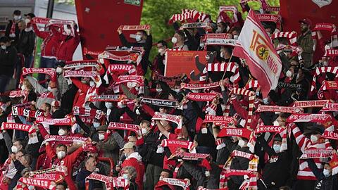 Erstmals seit fast sieben Monaten waren in der Alten Försterei wieder Fans zugelassen. Der Berliner Senat erlaubte 2000 Fans den Zutritt.