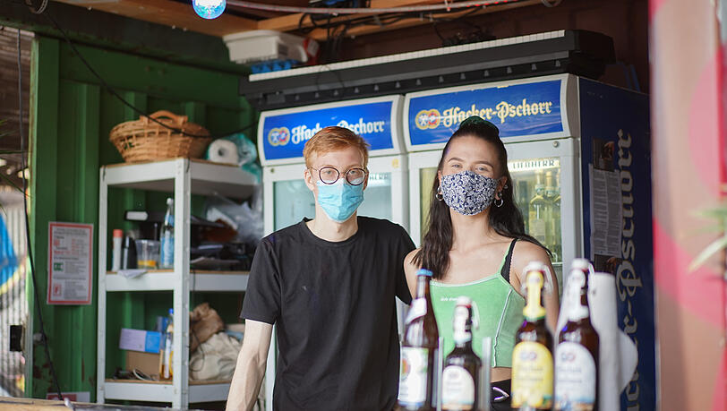 Sie sorgen für Erfrischung: Aaron und Julia hinter der Bar. Sie sorgen für Erfrischung: Aaron und Julia hinter der Bar.
