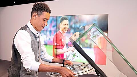 Komplettiert den Meisterschalen-Zehnerpack im FC-Bayern-Museum: Jamal Musiala.
