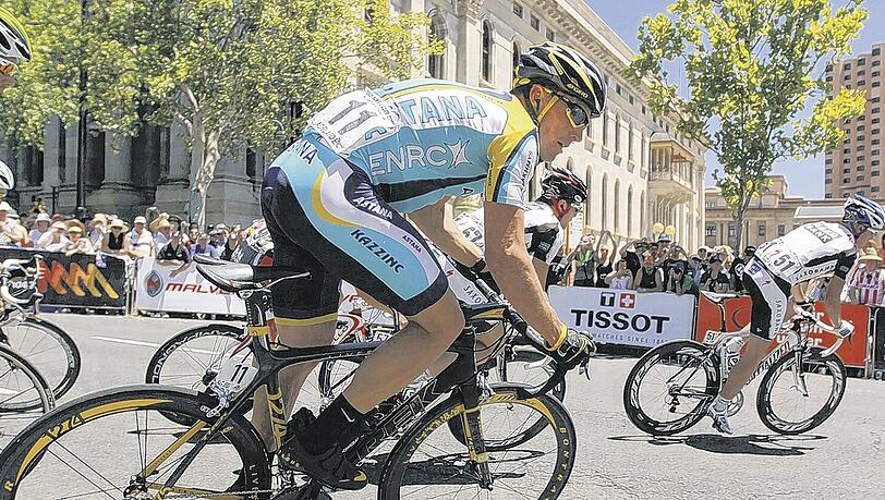 Rückkehrer Lance Armstrong beendet sein erstes Rennen nach dem Comeback, die Tour Down Under, unter ferner liefen – auf Rang 29. Rückkehrer Lance Armstrong beendet sein erstes Rennen nach dem Comeback, die Tour Down Under, unter ferner liefen – auf Rang 29.