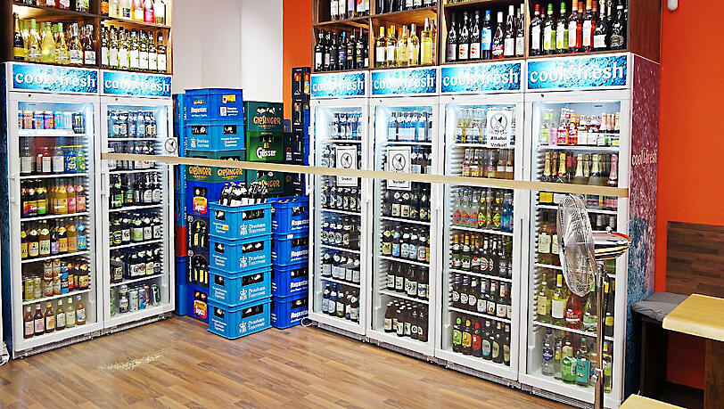 Um Punkt 22 Uhr werden die Bierkühlschränke des Spätis in der Schellingstraße mit einem Absperrband versehen.