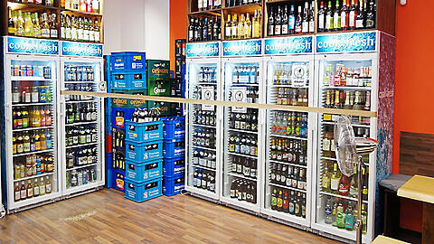 Um Punkt 22 Uhr werden die Bierkühlschränke des Spätis in der Schellingstraße mit einem Absperrband versehen.