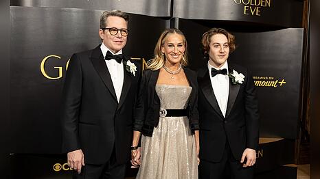 Sarah Jessica Parker posiert mit Ehemann Matthew Broderick und Sohn James Wilkie auf dem roten Teppich.