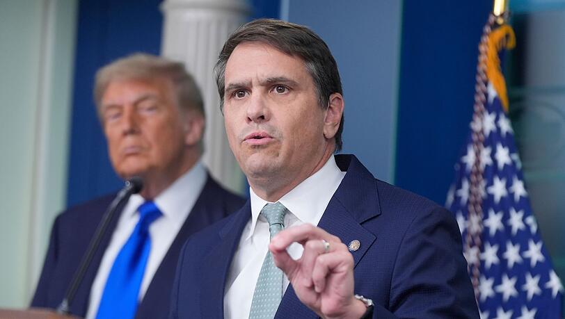 US-Präsident Donald Trump hat über Justizminister Todd Blanche (rechts) den Plan für einen Entschädigungsfonds eingebracht, der die Republikaner spaltet. (Archivbild) US-Präsident Donald Trump hat über Justizminister Todd Blanche (rechts) den Plan für einen Entschädigungsfonds eingebracht, der die Republikaner spaltet. (Archivbild)