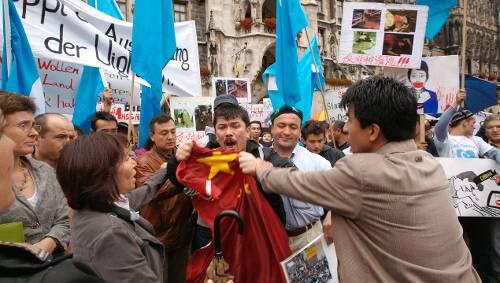Weitgehend friedlich demonstrieren Uiguren auf dem Marienplatz gegen die Massaker in Ostturkestan. Weitgehend friedlich demonstrieren Uiguren auf dem Marienplatz gegen die Massaker in Ostturkestan.