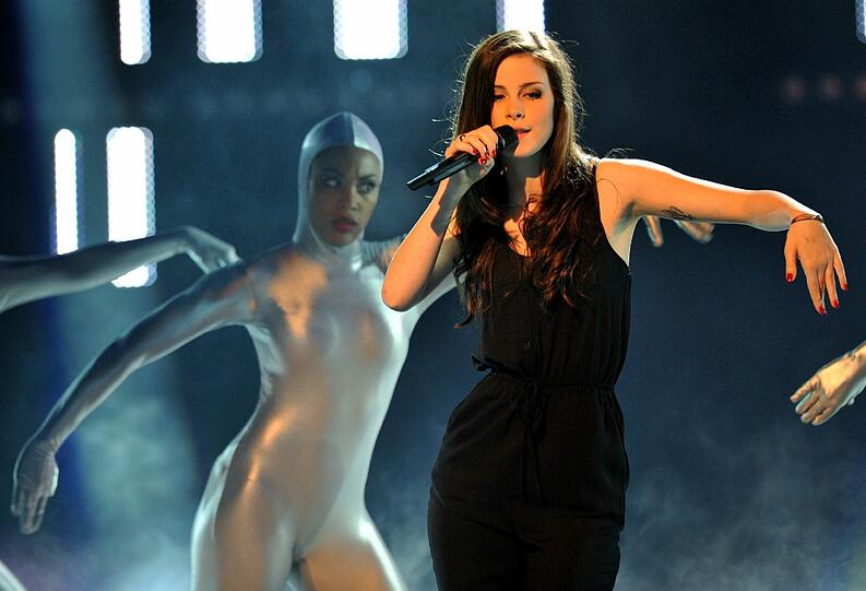 und eine große "Lena Live" Tour durch Deutschland. Dabei sammelt sie reichlich BühnenErfahrung.