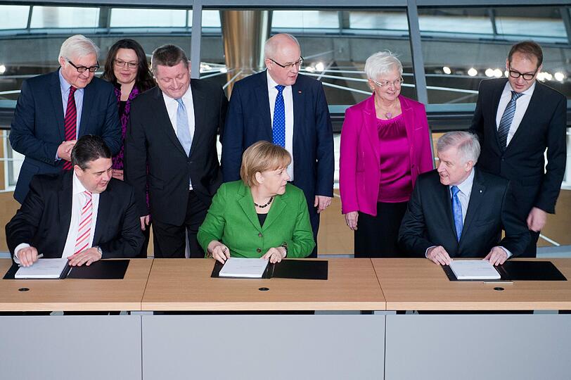 Ein letzter Blick von Kanzerlin Merkel zu CSU-Chef Horst Seehofer, dann kann unterschrieben werden. Die Spitzen von Union und SPD bei der Vertragsunterzeichnung.