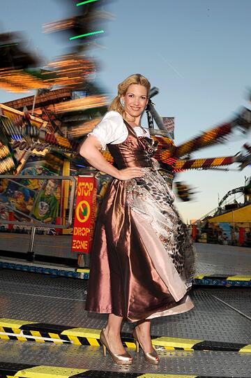 Promis auf dem Oktoberfest! Da geht dem Sportsfreund das Herzerl auf: Die Sportmoderatorinnen Britta Hofmann (Im Dirndl von Alpenprinzessin), Karolin Oltersdorf (Im Angermaier-Dirndl), Birgit Nössing (Das Dirndl) und Jessica Kastrop (Basler-Dirndl) zeigen ihre sexy Dirndl auf dem Oktoberfest. Die schönen Bilder.