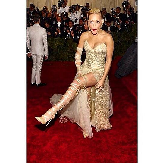 Langes Bein in Gold: Rita Ora zeigt auf Instagram gerne viel Haut.