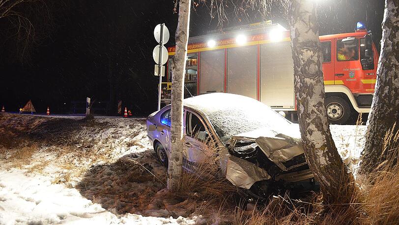 Der Mann kam von der Straße ab und knallte gegen einen Baum.
