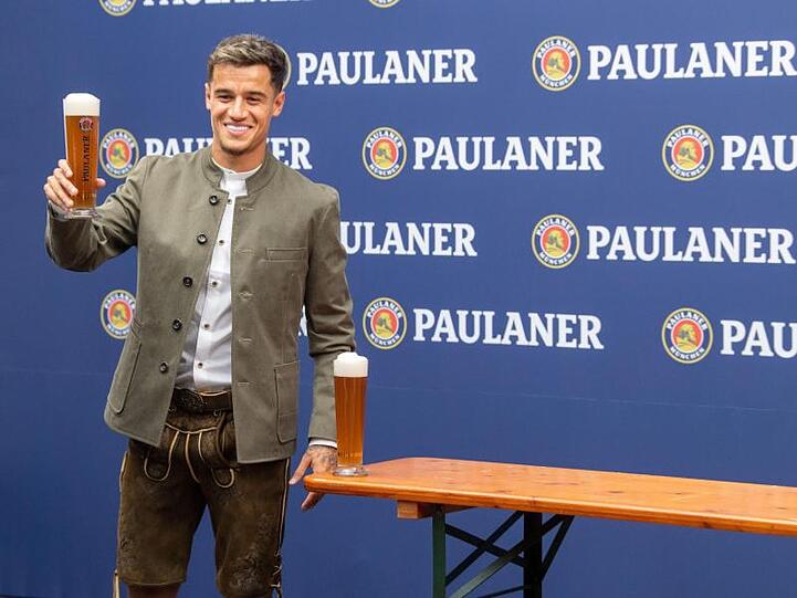Philippe Coutinho, Spieler vom FC Bayern, steht in einem Fotostudio. Foto: Lino Mirgeler/Archivbild