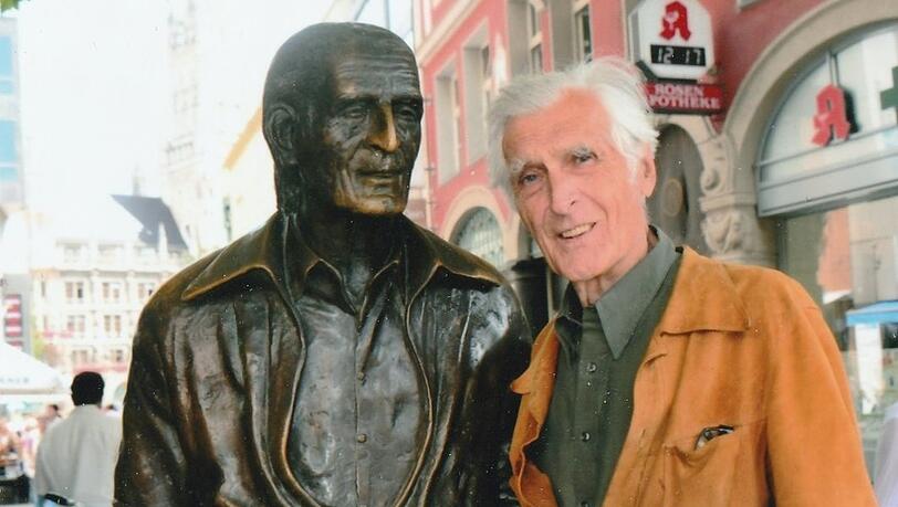 Schaut beim alten Kollegen vorbei: Karl Stankiewitz am Sigi-Sommer-Denkmal. Schaut beim alten Kollegen vorbei: Karl Stankiewitz am Sigi-Sommer-Denkmal.