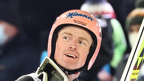 Severin Freund reagiert nach seinem Sprung.
