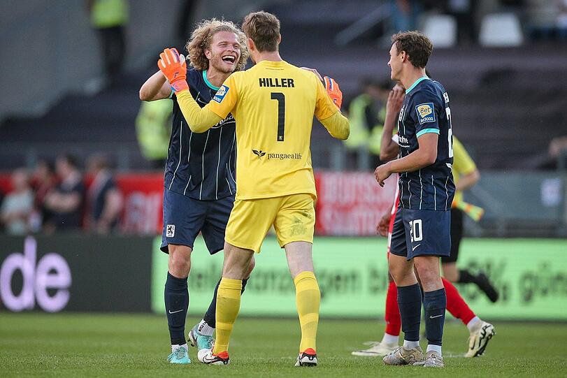 Der Moment der Erlösung: Löwen-Kapitän Jesper Verlaat (l.) klatscht mit Torhüter Marco Hiller ab, rechts grinst Youngster Lukas Reich.