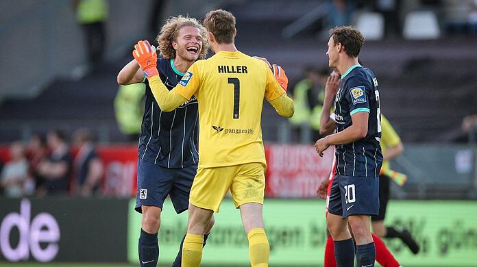 Der Moment der Erlösung: Löwen-Kapitän Jesper Verlaat (l.) klatscht mit Torhüter Marco Hiller ab, rechts grinst Youngster Lukas Reich.