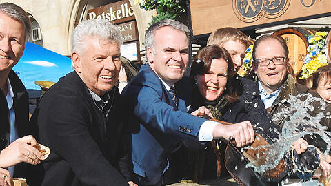 Das Geldbeutelwaschen - hier im Jahr 2024 - soll finanzielles Glück bringen. OB Reiter und Kämmerer Christoph Frey (beide SPD) setzen aber auch auf die Hilfe von externen Beratern. Foto: imago/B. Lindenthaler