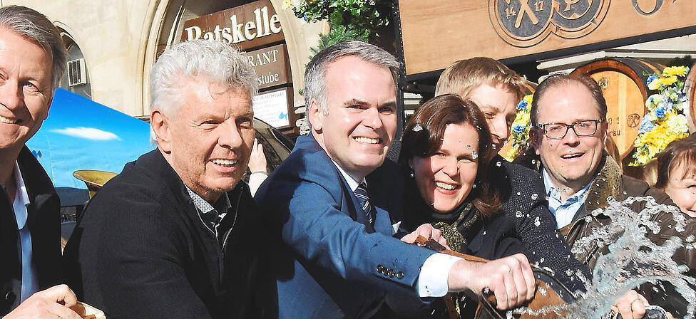 Das Geldbeutelwaschen - hier im Jahr 2024 - soll finanzielles Gl&uuml;ck bringen. OB Reiter und K&auml;mmerer Christoph Frey (beide SPD) setzen aber auch auf die Hilfe von externen Beratern. Foto: imago/B. Lindenthaler
