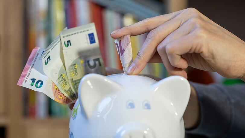 Die deutsche Bevölkerung spart nach wie vor viel, doch das Interesse an Geldanlage wächst. Die Sparkassen wollen vor allem jungen Menschen mehr Finanzwissen vermitteln. (Symbolbild) Die deutsche Bevölkerung spart nach wie vor viel, doch das Interesse an Geldanlage wächst. Die Sparkassen wollen vor allem jungen Menschen mehr Finanzwissen vermitteln. (Symbolbild)