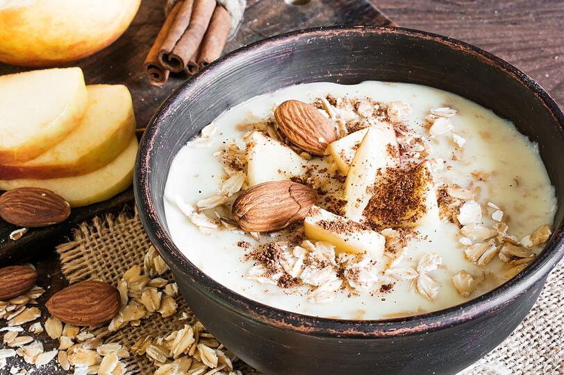 Und so bereiten Sie Porridge zu: Kochen Sie Haferflocken und entweder Wasser, Milch oder eine Milchalternative wie Mandel- oder Haferdrink zu einem warmen Brei auf. Noch einfacher: Overnight-Oats, die Sie am Vorabend anrichten können. Durch das Einweichen wird das Frühstück bekömmlicher, mit unterschiedlichen Zusatz-Toppings auch noch abwechslungsreicher. Zimt als Beigabe regt die Verdauung noch mehr an. Und so bereiten Sie Porridge zu: Kochen Sie Haferflocken und entweder Wasser, Milch oder eine Milchalternative wie Mandel- oder Haferdrink zu einem warmen Brei auf. Noch einfacher: Overnight-Oats, die Sie am Vorabend anrichten können. Durch das Einweichen wird das Frühstück bekömmlicher, mit unterschiedlichen Zusatz-Toppings auch noch abwechslungsreicher. Zimt als Beigabe regt die Verdauung noch mehr an.