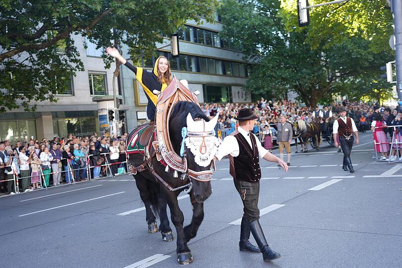 Das Münchner Kindl, Sina Hochreiter, führt den Festzug der Wiesn-Wirte an. Das Münchner Kindl, Sina Hochreiter, führt den Festzug der Wiesn-Wirte an.