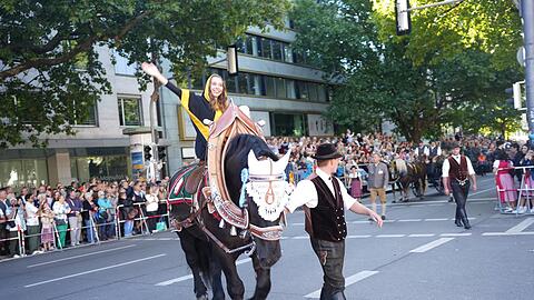Das M&uuml;nchner Kindl f&uuml;hrt den Festzug der Wiesn-Wirte an.