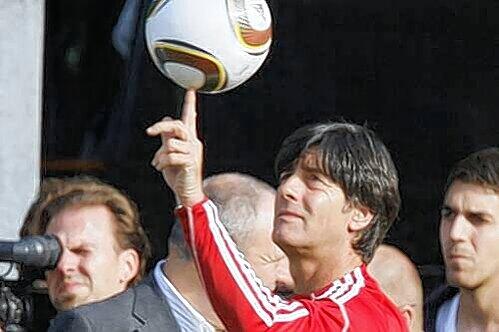 Den Trick beherrscht Jogi Löw: Der Bundestrainer zeigt vor dem EM-Qualifikationsspiel am Freitag in Brüssel gegen Belgien, was er draufhat.