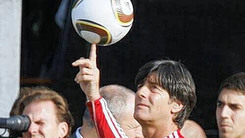 Den Trick beherrscht Jogi Löw: Der Bundestrainer zeigt vor dem EM-Qualifikationsspiel am Freitag in Brüssel gegen Belgien, was er draufhat. Den Trick beherrscht Jogi Löw: Der Bundestrainer zeigt vor dem EM-Qualifikationsspiel am Freitag in Brüssel gegen Belgien, was er draufhat.