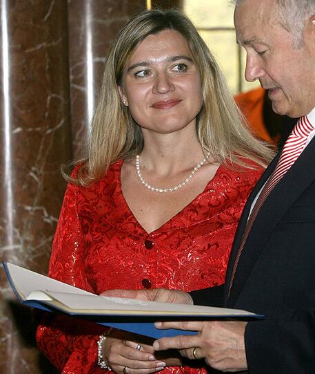 Aufsteigerin könnte Melanie Huml (45,9 Prozent) werden. Die Bambergerin, die gerade Staatssekretärin im Umweltministerium ist, spekuliert auf den Chefsessel im Sozialministerium &ndash; wenn Haderthauer geht. Seehofers hätte sie aber gerne als seine neue Heimatministerin