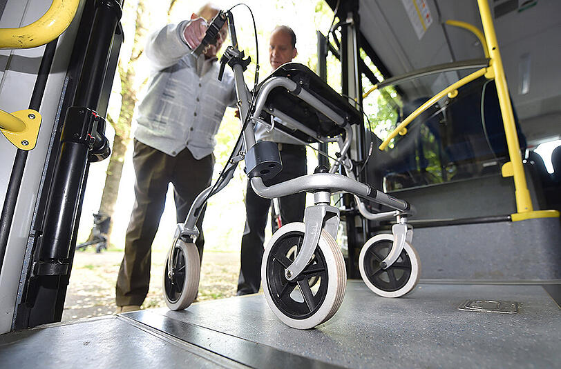 Gar nicht so einfach, mit einem Rollator allein einen Bus zu erklimmen. Dabei sollen künftig Arbeitslose helfen.