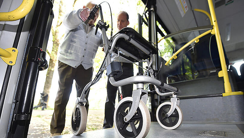Gar nicht so einfach, mit einem Rollator allein einen Bus zu erklimmen. Dabei sollen künftig Arbeitslose helfen.