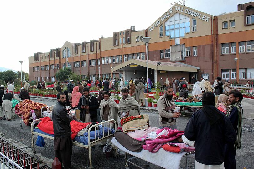 Ein schweres Erdbeben der Stärke 7,7 hat die Hindukusch-Regionen in Afghanistan, Pakistan und Indien erschüttert.