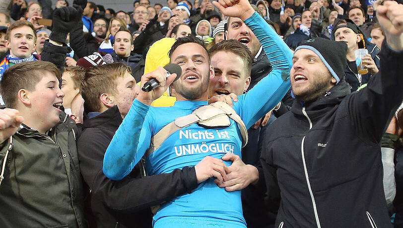 „Das war das schönste Gefühl meines Lebens, mir sind Berge vom Herzen gefallen“, sagt Engelbrecht über sein erstes Tor, den 2:1-Siegtreffer gegen Wiesbaden, nach seinem Comeback. „Das war das schönste Gefühl meines Lebens, mir sind Berge vom Herzen gefallen“, sagt Engelbrecht über sein erstes Tor, den 2:1-Siegtreffer gegen Wiesbaden, nach seinem Comeback.