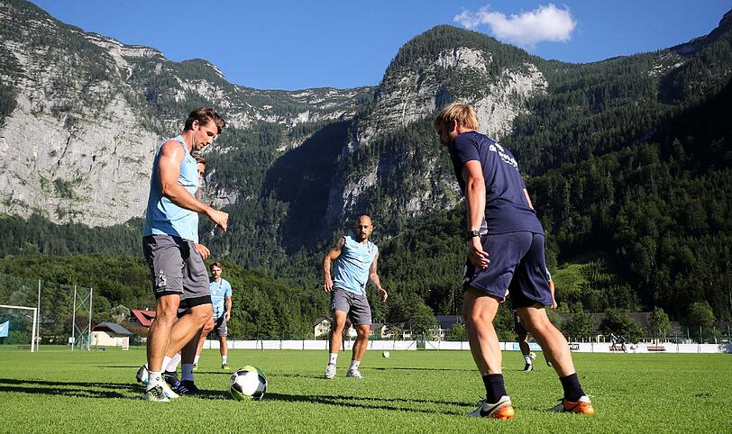 Löwen-Coach Bierofka ließ seine Mannschaft am Ankunftstag gleich nochmal ordentlich schwitzen - dafür gab's zur Belohnung ein Bad im Bach