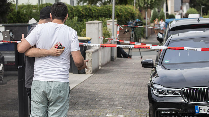 In Mörfelden-Walldorf wird der Tatort abgesperrt, an dem zuvor ein Mann erschossen wurde. Das 43-jährige Opfer erlag am Freitagvormittag den Verletzungen.