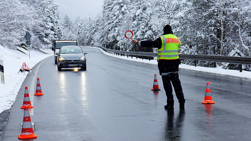 Trotz des Schnee-Chaos werden mutmaßliche Schleuser nicht vor versuchter illegaler Einreise abgeschreckt. (Symbolbild)