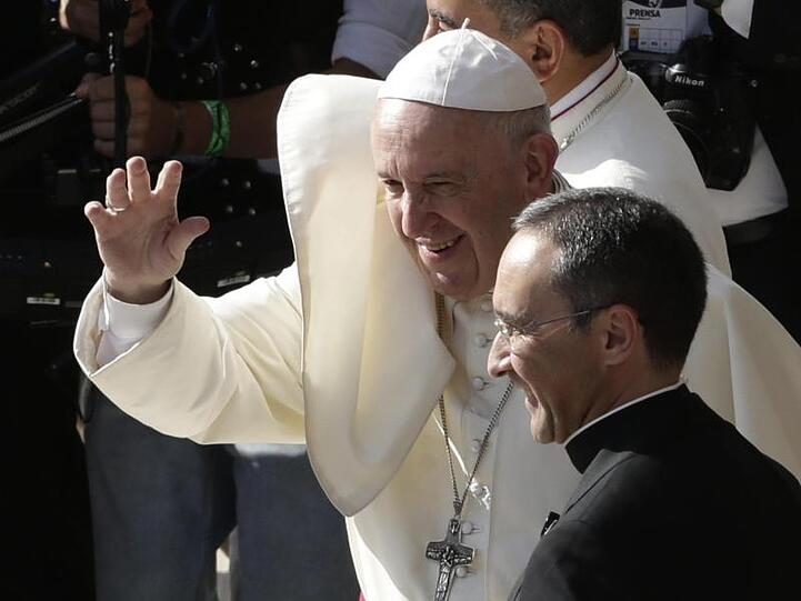 Papst Franziskus (M) begrüßt die Gläubigen bei seiner Ankunft zu einem Gottesdienst in der Kathedrale Santa Maria La Antigua.