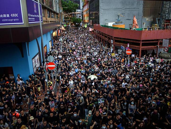 Tausende Demonstranten protestieren in Hongkong gegen die prochinesische Regierung.