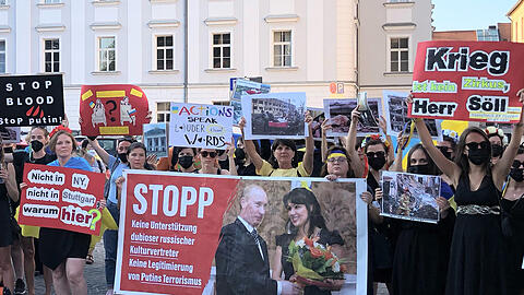 Die Netrebko als Symbolfigur: Proteste gegen den Auftritt von Anna Netrebko in Regensburg, dem weitere Termine in Köln, Hamburg und Frankfurt folgen sollen.