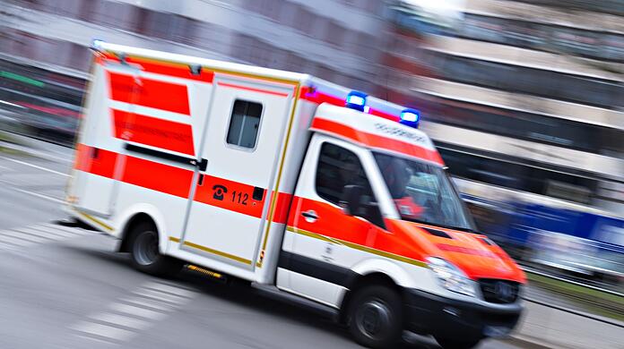 In einem Krankenhaus starb ein 52 Jahre alter Bauarbeiter, der bei einem Sturz aus einem Haus schwerste Verletzungen erlitten hatte. (Symbolbild)