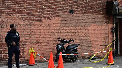 Die Polizei stellte den Roller sicher und wertet Videoaufnahmen aus.