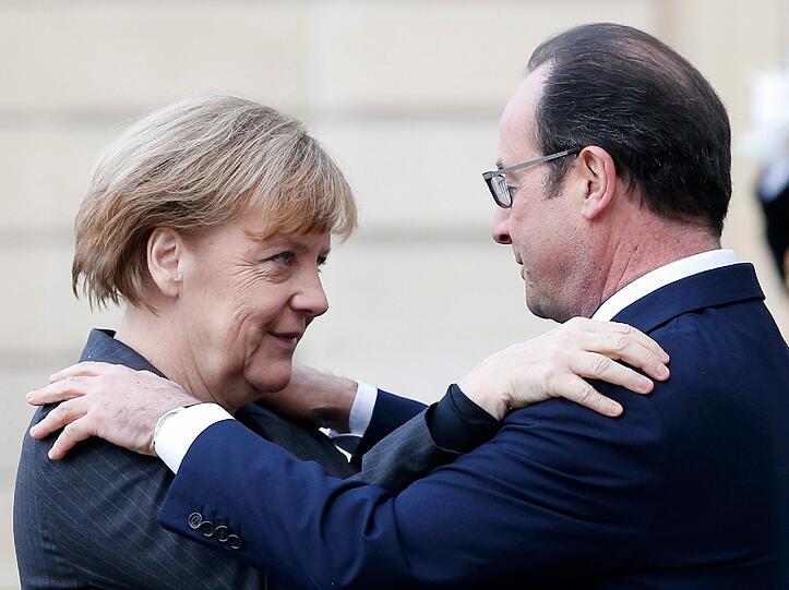Deutschlands Bundeskanzlerin Merkel und der französische Präsident Hollande trauern Arm in Arm. In ganz Frankreich gingen insgesamt vier Millionen Menschen auf die Straße, um ein Zeichen gegen den Terror zu setzen.