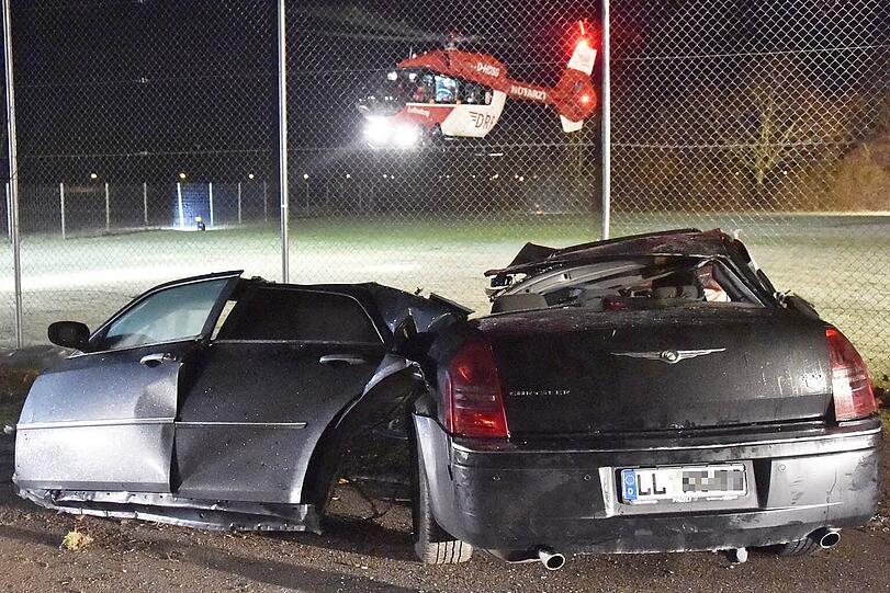 Vollig zerfetzt: Aus diesem Schrotthaufen wurde der Fahrer lebend geborgen. Bilder vom Einsatz in Vaterstetten.