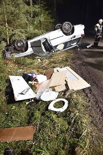 Die Feuerwehr musste den Fahrer aus dem total demolierten Wrack befreien.