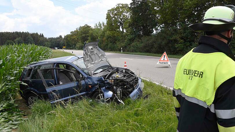 Beide Autoinsassen kamen nach dem Unfall ins Krankenhaus - die Bilder vom Unfallort.