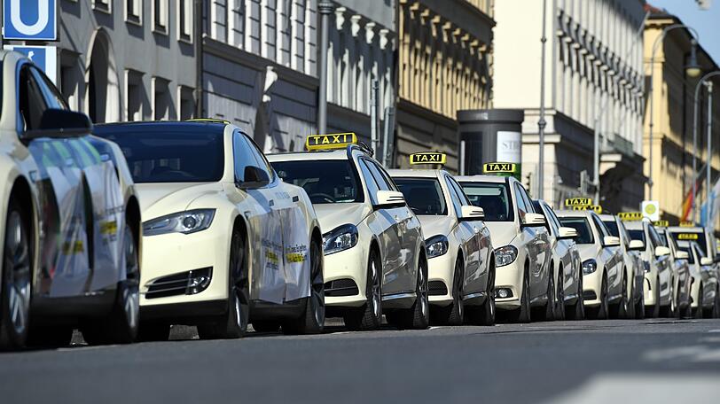 3.400 Taxis sind derzeit in München unterwegs. Im Bild: Einige von hunderten Taxis während einer Protestfahrt gegen den umstrittenen Fahrdienstleister Uber Ende 2017.