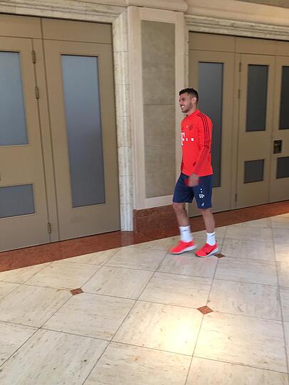Lucas Hernández auf dem Weg zum Mannschaftsbus am Donnerstagnachmittag.