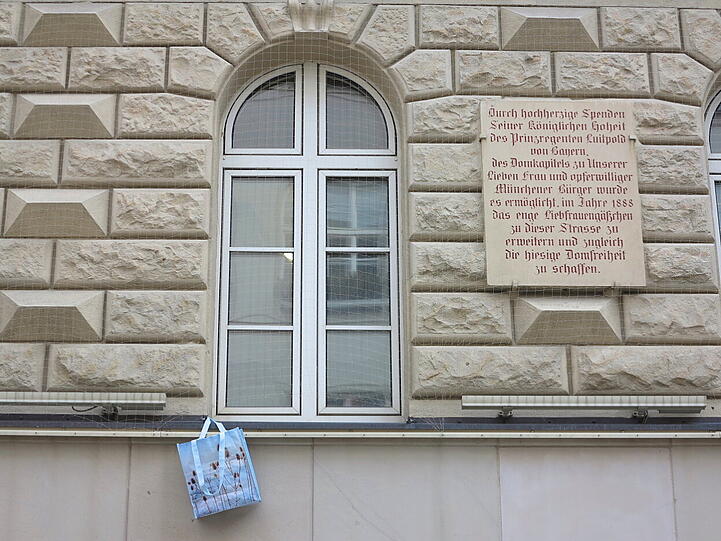 Ein ungewöhnlicher Anblick: Die Tasche hängt an einem Haken unter einem Fenster im ersten Stock. Was steckt dahinter?