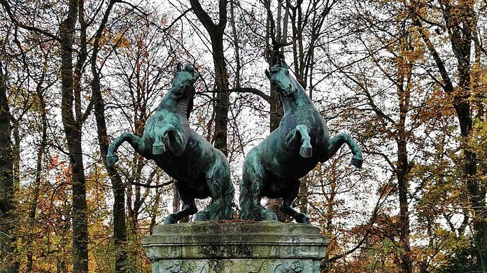 Zwei wilde Pferde von Georg Roemer bilden den Auftakt zum Rundgang.